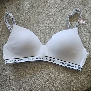 Victoria's Secret T-shirt
Lightly Lined Wireless Cotton Bra